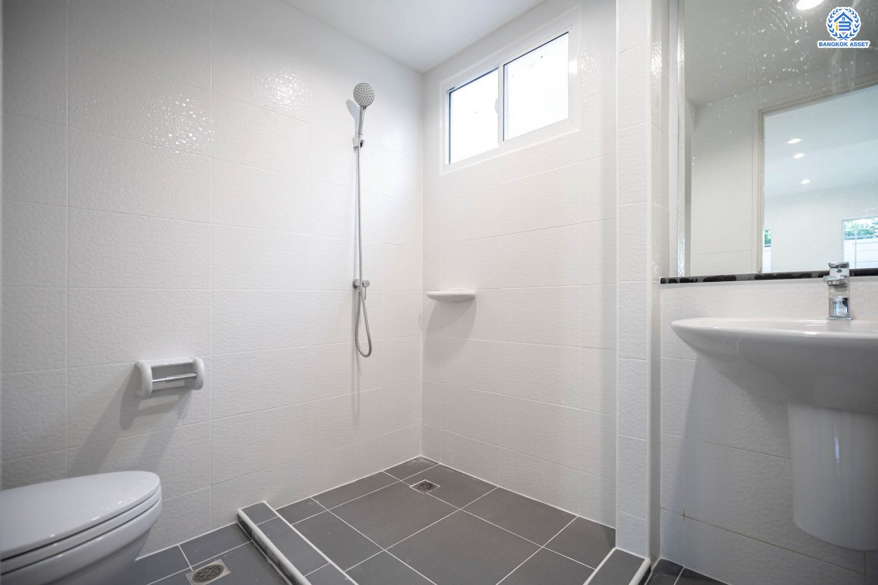 บ้านมือสองตกแต่งใหม่ โครงการ ภัสสร19 วัชรพล-วงแหวน บ้านเดี่ยวหลังมุม เนื้อที่ 58.4 ตร.ว. ฟังก์ชัน 3 ห้องนอน 2 ห้องน้ำ จอดรถได้ 2 คัน บนทำเลเดินทางสะดวก ติดถนนจตุโชติ เชื่อมต่อหลายเส้นทาง ใกล้ทางด่วน "จตุโชติ" และห้างสรรพสินค้าแฟชั่นไอส์แลนด์